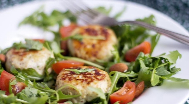 КОТЛЕТЫ ИЗ МЯСА ПТИЦЫ С МИНДАЛЕМ И ЯБЛОКОМ КОТЛЕТЫ ИЗ МЯСА ПТИЦЫ С МИНДАЛЕМ И ЯБЛОКОМ