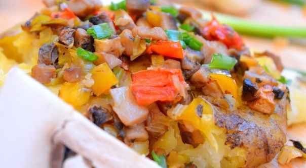 Картофель по-деревенски с грибами и овощами Картофель по-деревенски с грибами и овощами