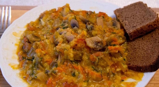 Желтая турецкая чечевица с шампиньонами и помидорами Желтая турецкая чечевица с шампиньонами и помидорами