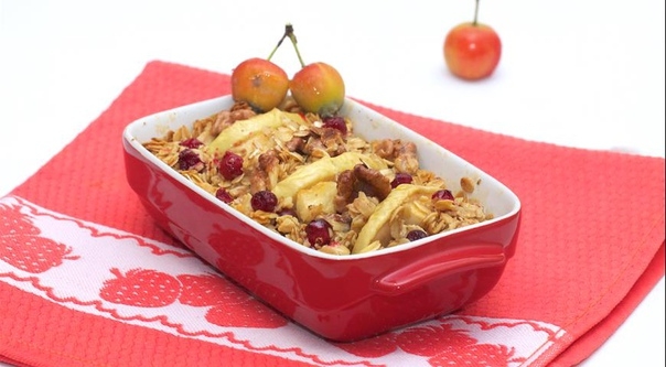 Овсянка, запеченная с яблоками, клюквой и грецкими орехами Овсянка, запеченная с яблоками, клюквой и грецкими орехами