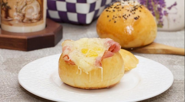 Булочки с беконом и яйцом