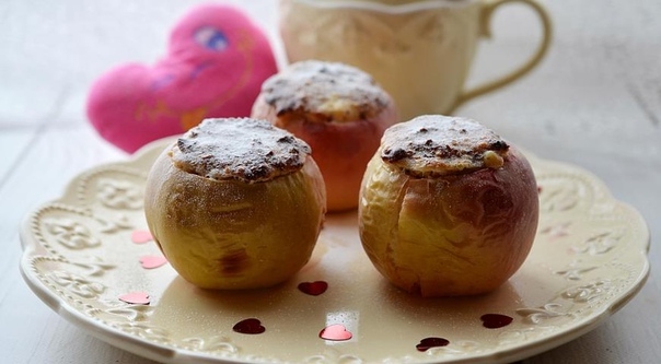 Запечённые яблоки с ореховой начинкой.
