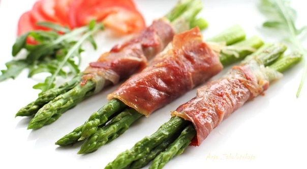 Затрак из спаржи и сыровяленого мяса