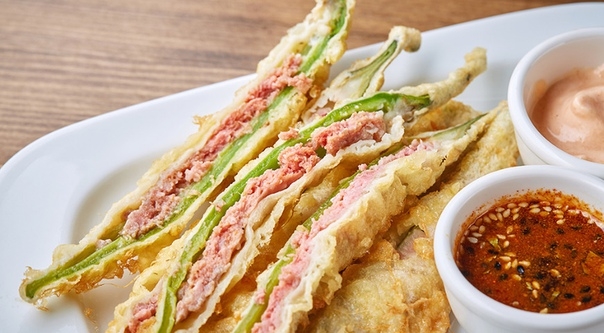Мясные перцы в омлете