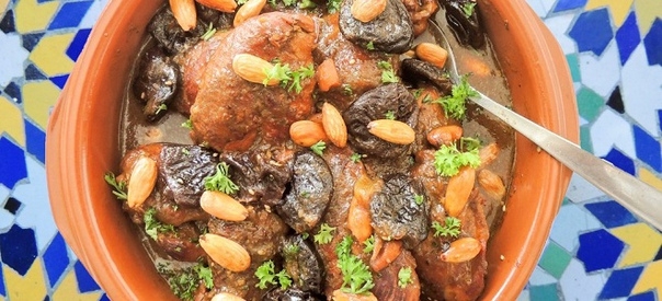 Курица с черносливом тушеная