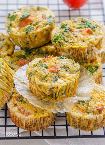 Маффины с помидорами, шпинатом, киноа и яйцами