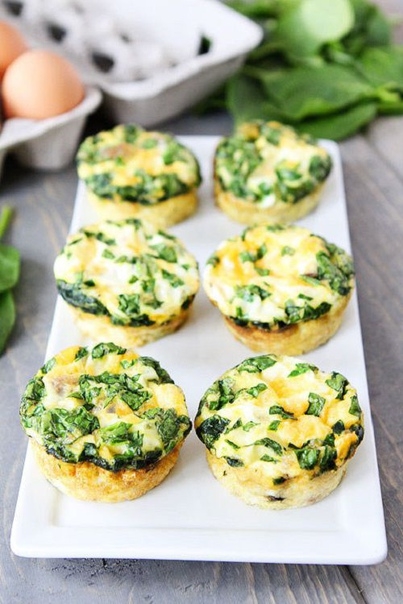 Маффины с яйцами, колбасой, шпинатом и сыром
