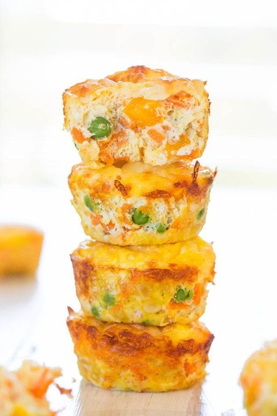 Маффины с яйцами, сыром и овощами