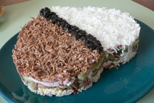 Салат из копченой курицы с грибами и черносливом