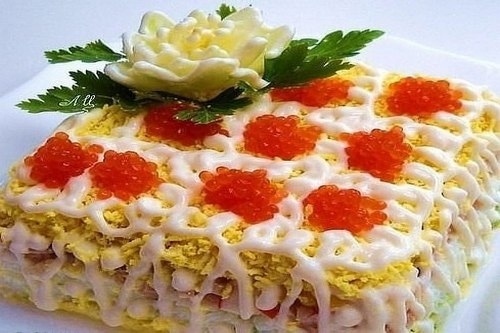 Слоеный салат с креветками и картофелем
