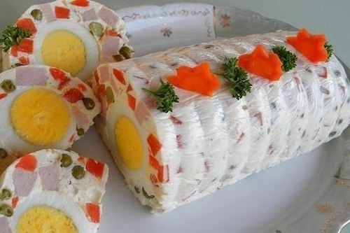 Салат-желе с ветчиной, яйцом и овощами