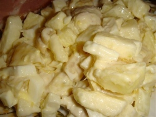 Куриный салат по-руэнски с горошком, апельсинами и яблоками