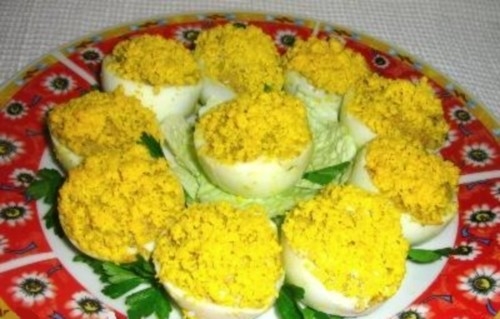 Яйца фаршированные паштетом со сметаной и орехами