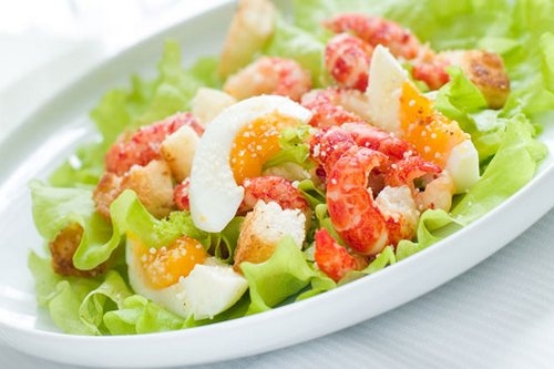 Легкий салат из раков и зелени