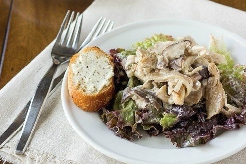 Теплый грибной салат с козьим сыром