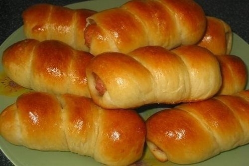 Сосиски с корнишонами в слойке Сосиски с корнишонами в слойке