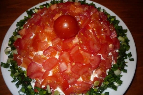 Салат «Красная шапочка» с курицей и помидорами Салат «Красная шапочка» с курицей и помидорами