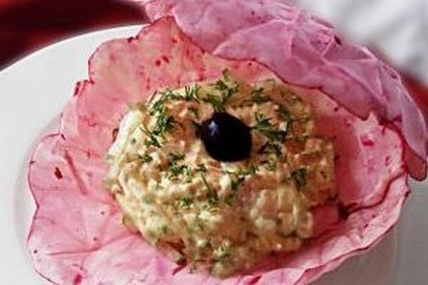 Салат-закуска &laquo;Черный жемчуг&raquo; с лососем