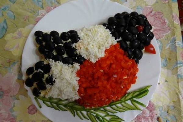 Салат &laquo;Снегирь&raquo; с куриным филе