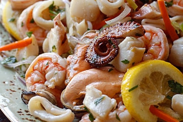 Деликатесный салат из маринованных морепродуктов