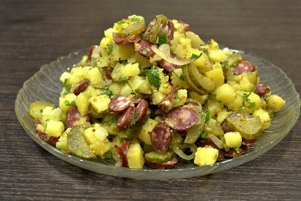 Картофельный салат с колбасками и маринованными огурцами