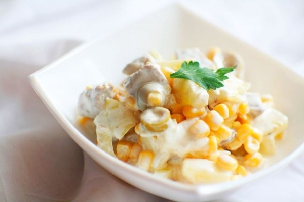 Салат с кукурузой, свининой и ананасом