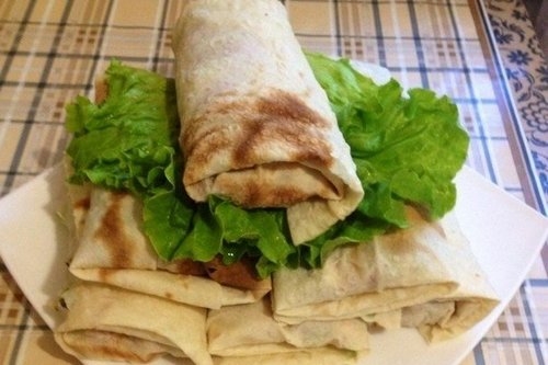 Летняя закуска из жареной курочки в лаваше