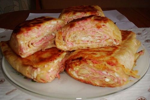 Рулет из тонкого лаваша с начинкой.