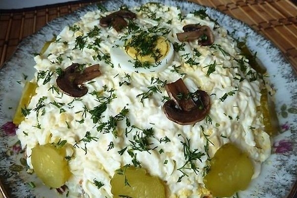 Печеночный слоеный салат с шампиньонами