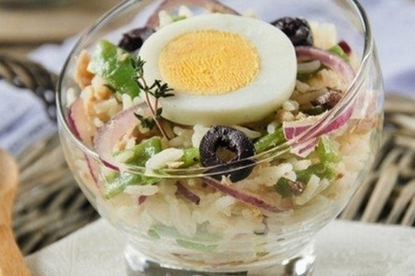 Рисовый салат с тунцом и стручковой фасолью