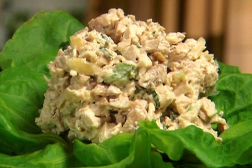Грибной салат с овощами и яблоком под татарским соусом