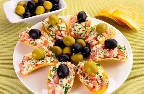Чипсы с сыром и помидорами на закуску