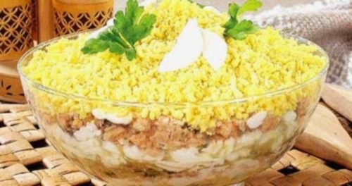 Салат с индейкой, кальмарами и огурцом