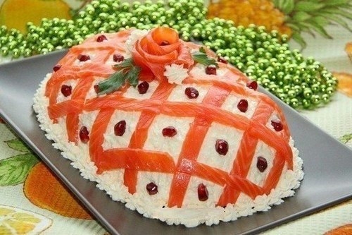Салат из консервированного лосося, кукурузы, семги и яблок