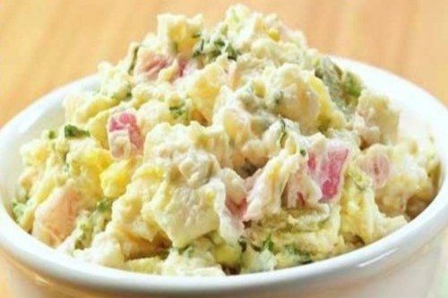 Салат &laquo;Русская красавица&raquo; с курицей и ветчиной