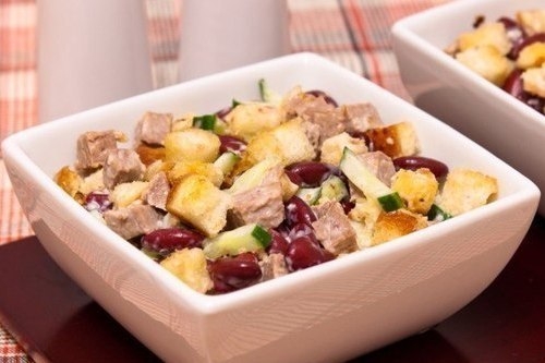 Мясной салат с фасолью и сухариками