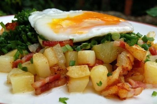 Жареный картофель с беконом и зеленью Жареный картофель с беконом и зеленью