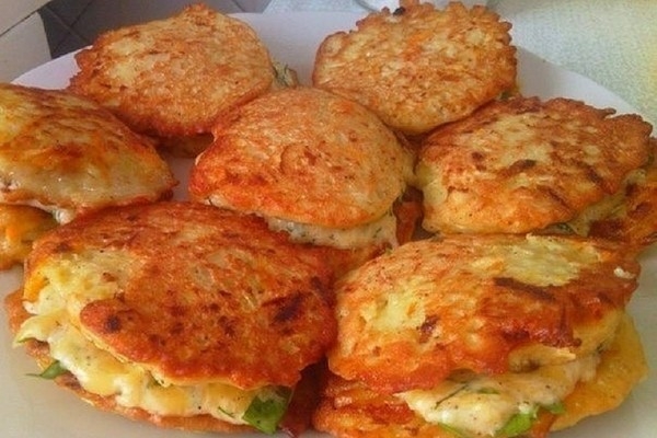 Простые кабачковые оладьи с сыром