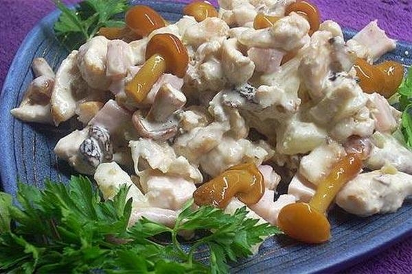 Простой салат с грибами и овощами