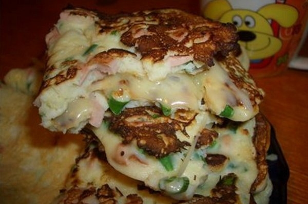 Быстрая лепешка с сыром и сарделькой