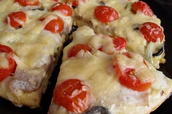 Пицца со свининой, помидорами черри и моцареллой