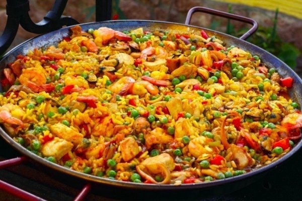 Паэлья с куриным филе, морепродуктами и овощами