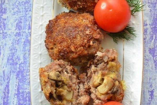 Котлеты с сырно-грибной начинкой в духовке