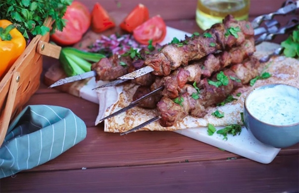 Шашлык из свинины с соусом мациони Шашлык из свинины с соусом мациони