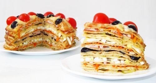 Блинный торт с ветчиной, сыром и овощами