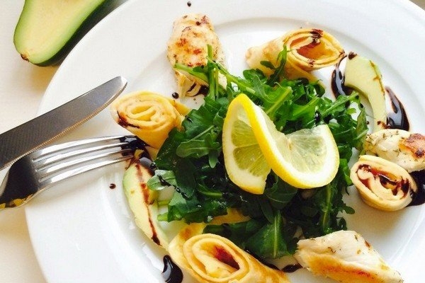 Салат с курицей, рукколой и блинчиками