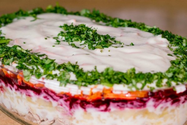 Слоеный салат с говядиной, яблоком и корейской морковью
