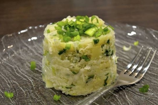 Салат &laquo;Осенний&raquo; из квашенной капусты, лука и картофеля