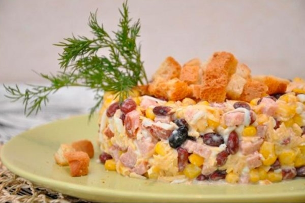Салат с фасолью и чесночными сухариками