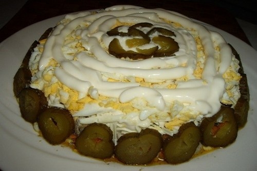 Слоеный салат с куриной печенью и шампиньонами